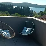 Apartman 32 *